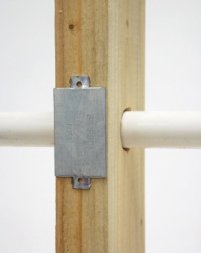 Protection de câble avec plaque NS fixé sur chevrons bois.